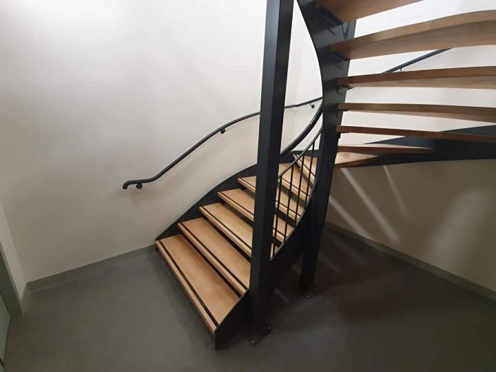 Nous produisons des escaliers métalliques.