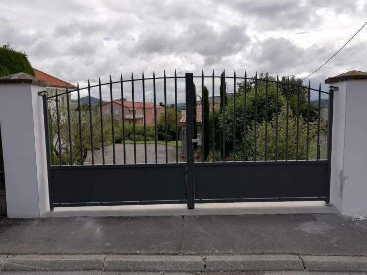 Nous fabriquons et installons les portails métalliques.